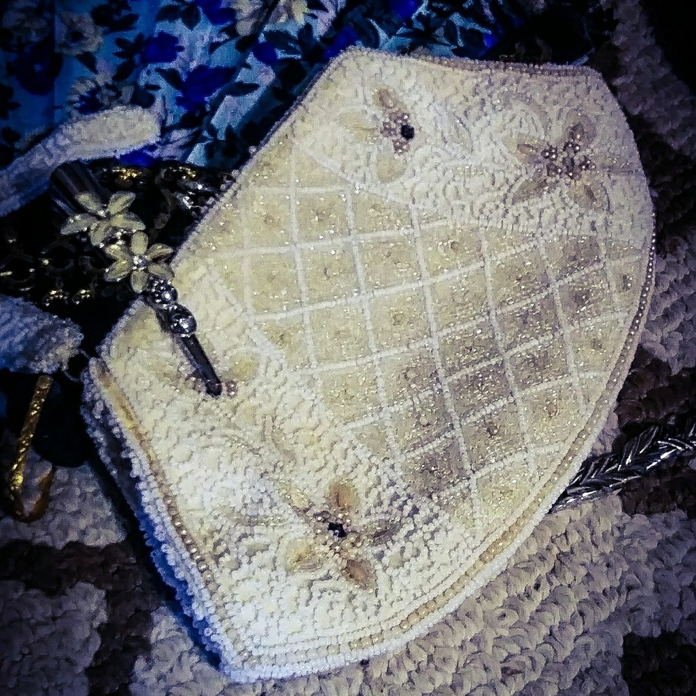 Vintage white opace pearl like hand beaded clutch